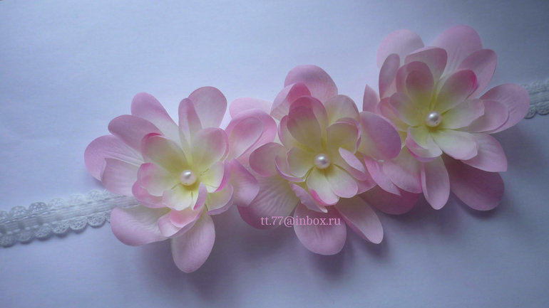 Шляпки, шапочки, повязки на голову, резинки для волос и заколочки с пышными цветами или бантиками!