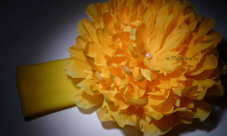 Шляпки, шапочки, повязки на голову, резинки для волос и заколочки с пышными цветами или бантиками!