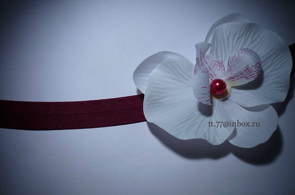 Шляпки, шапочки, повязки на голову, резинки для волос и заколочки с пышными цветами или бантиками!