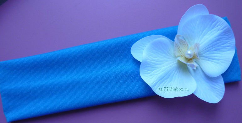 Шляпки, шапочки, повязки на голову, резинки для волос и заколочки с пышными цветами или бантиками!