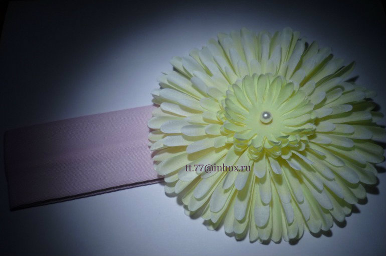 Шляпки, шапочки, повязки на голову, резинки для волос и заколочки с пышными цветами или бантиками!