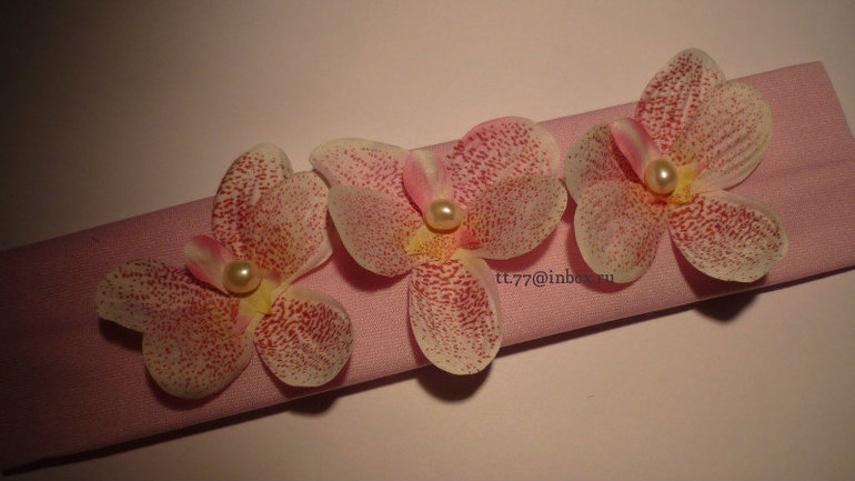 Шляпки, шапочки, повязки на голову, резинки для волос и заколочки с пышными цветами или бантиками!