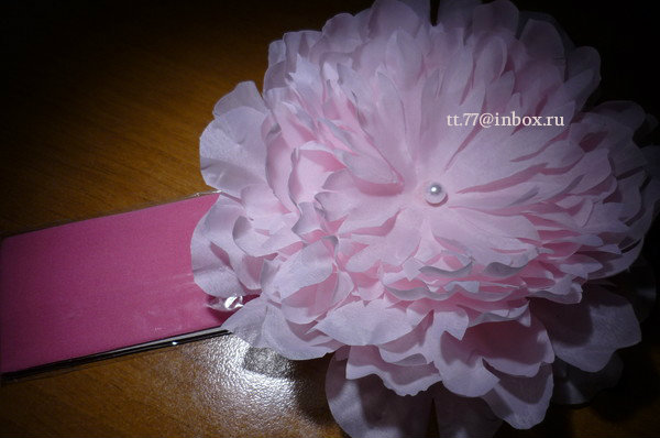 Шляпки, шапочки, повязки на голову, резинки для волос и заколочки с пышными цветами или бантиками!