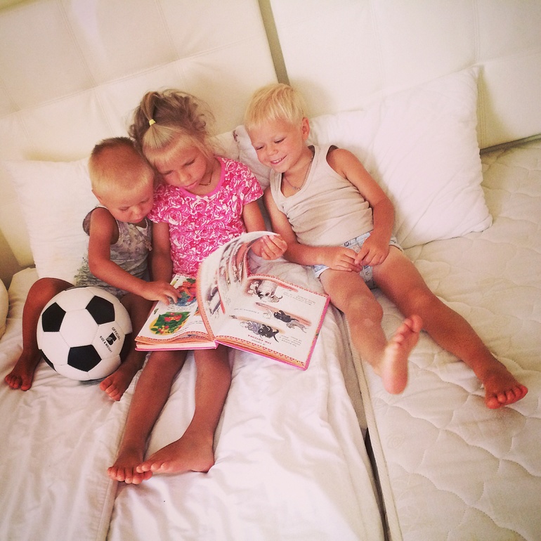 Соня читает сказки братишкам)))