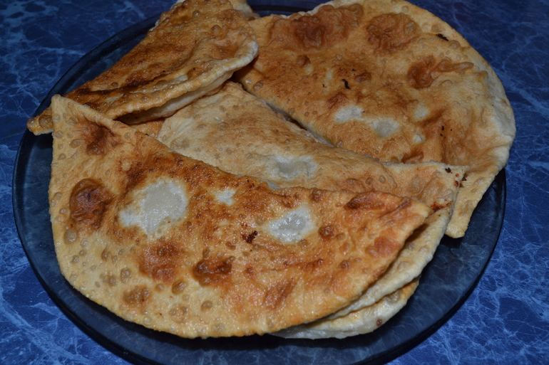 Горячие и сочные чебуреки))