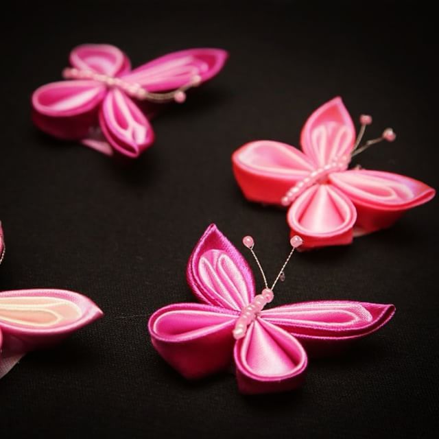 Бабочка из ленты для мальчика. Бабочка из атласной ленты. Бабочки канзаши. Бантики из атласных лент своими руками. Бабочка из атласной ленты.