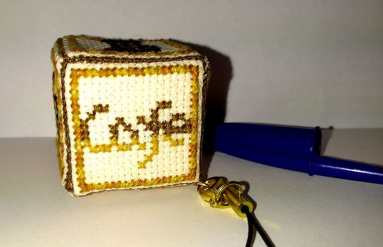 Кофейный кубик-брелок.