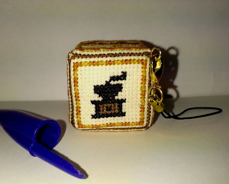 Кофейный кубик-брелок.