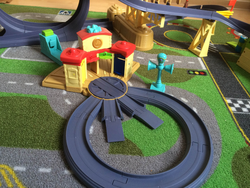 Chuggington. Игровой набор Дом стажёров с кольцевой железной дорогой (депо) со звуком и пусковым механизмом. 1200 руб.