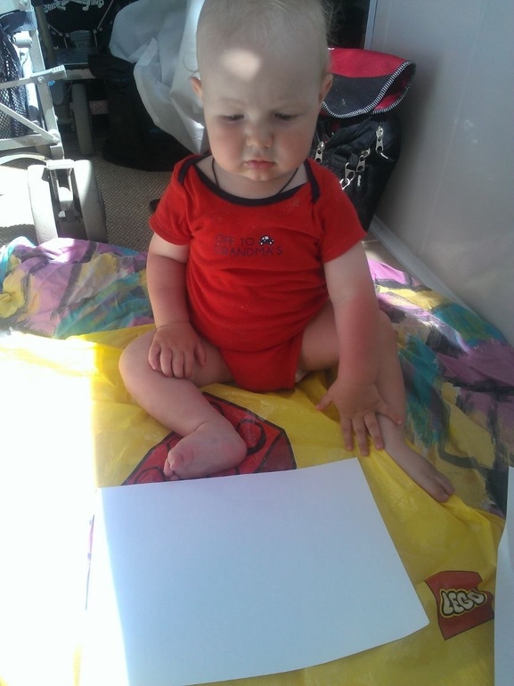 10 мес 10 дней Первый раз рисовали пальчиковыми красками