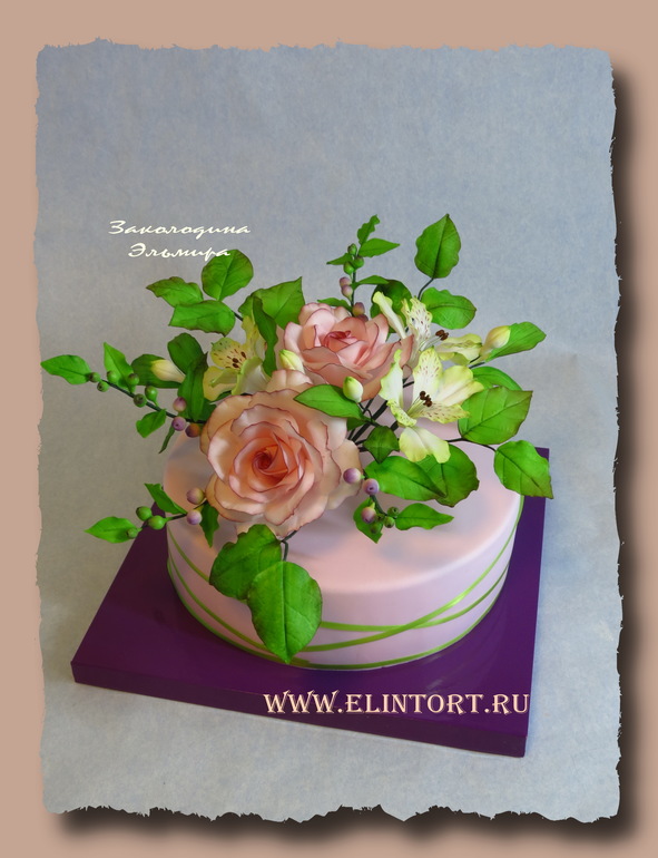 Торт с сахарным букетом из роз и альстромерий.
