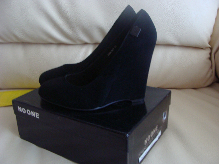 пристрою туфли натур.замша...1900р..