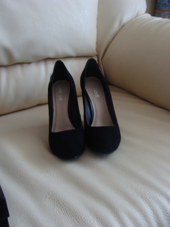 пристрою туфли натур.замша...1900р..