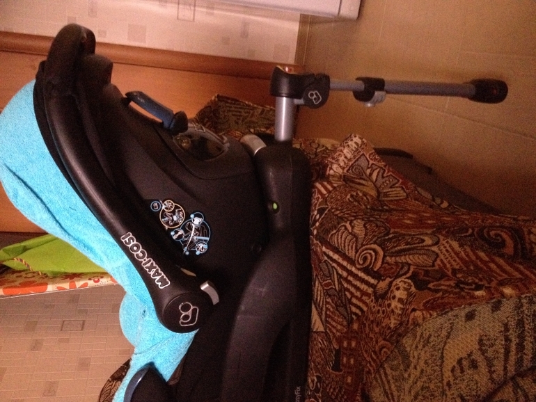 Продам автокресло Maxi-Cosy (группа 0+), базу Easy Fix и летний чехол