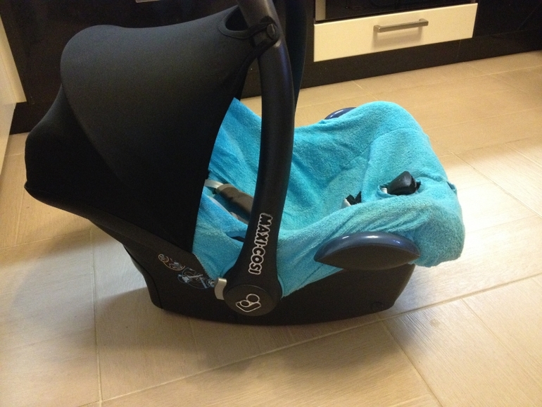 Продам автокресло Maxi-Cosy (группа 0+), базу Easy Fix и летний чехол