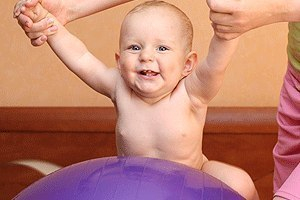 Гимнастика на мячике для малышей!