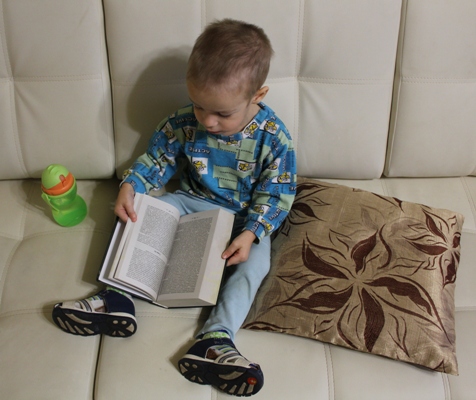 Какую книгу читает ребенок??