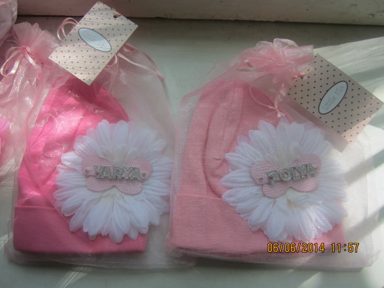 ШАПОЧКИ И ПОВЯЗКИ С ПЫШНЫМИ ЦВЕТОЧКАМИ И С ИМЕНАМИ!!!Именные браслеты и заколки!!!