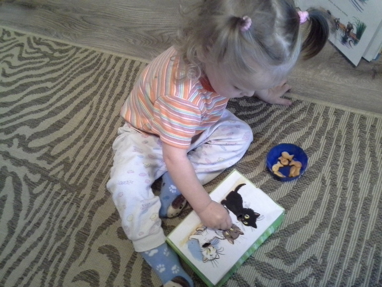 Читаем и играем. В. Сутеев. Три котёнка