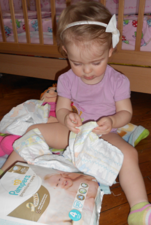 Пописать в подгузник. Пописать в подгузник. Девочка в памперсе. Малыш в памперсе. Пописать в подгузник.
