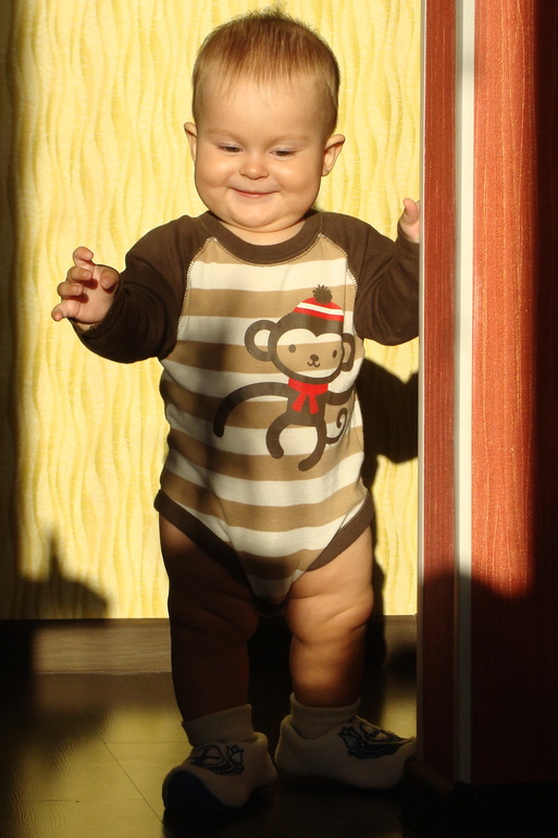 Запоздалый отчетик об 11 месяцах...Итак, вес 9,5 кг, рост 70 см померяли. Ромчик активно ходит по всей квартире, держась за диван, стол, коммод и все, что попадет под руки...достает и выкидыват вещи с коммода и снимает магниты с холодильника))) Уже совсем скоро годик...Аж не верится! До сих пор как сладкий сон и боюсь сильно проснуться. Я так мечтала о сыночке...Спасибо тебе, Господи! Юличка помогает конкретно во всем. А, мы же сегодня сиську (простите  ) бросае полностью!!! Уже больше месяца я потихоньку отучала его днем от нее и до ночи уже не смоктали, но на ночь, как спать так и подавай...А сегодня то я, то муж 