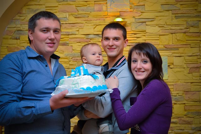 Вот и долгожданные фото со Дня рождения...Все прошло замечательно (только Рома и Юля заболевшие были, подхватили вирус...) Торт получился полностью такой, как я и хотела и на вид и на вкус. Оформление делала сама (теперь буду делать и на заказ) Правда коробочка на фото еще не закончена была. Сейчас она называется