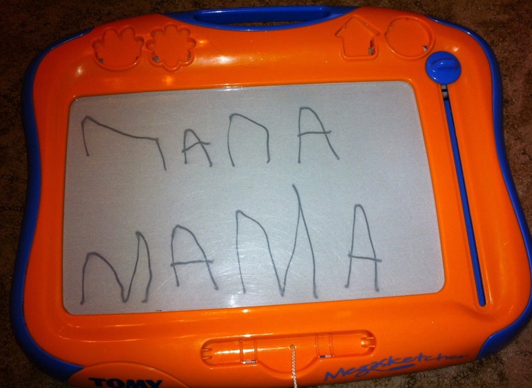 Научилась писать МАМА и ПАПА