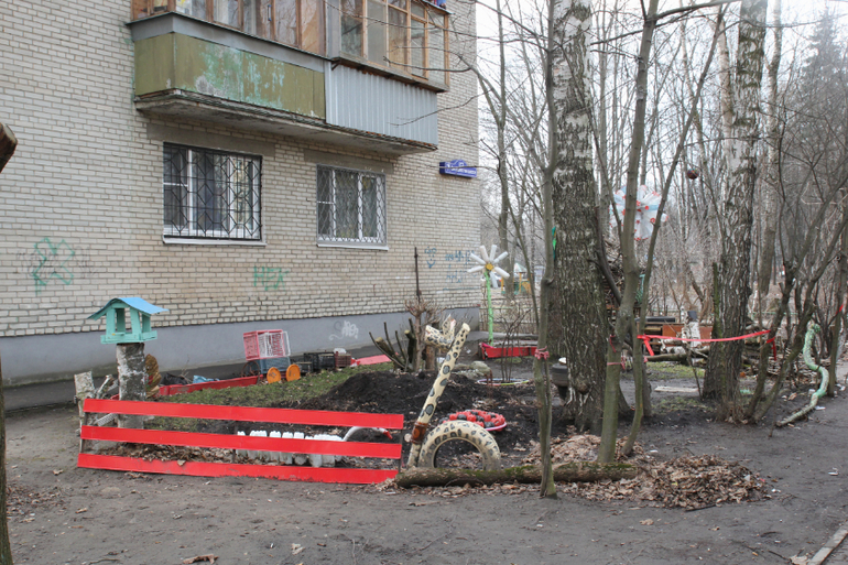 Гуляла тут и наткнулась на сказочную избушку)