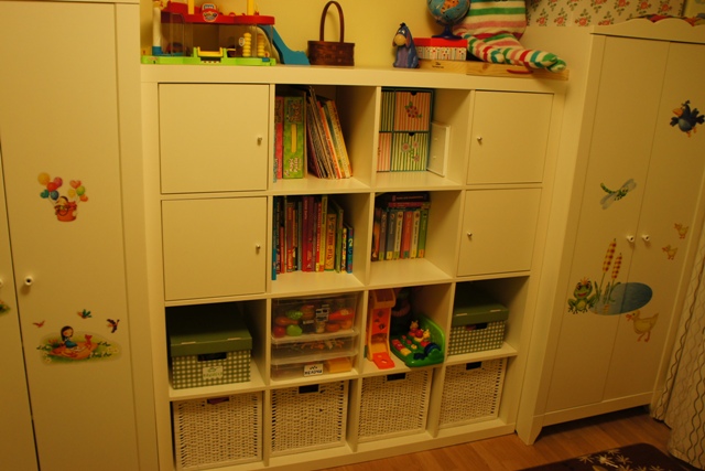 А как вы располагаете детские книжки в стеллаже Экпедит?