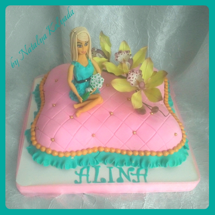 подушка с девушкой и орхидеей.