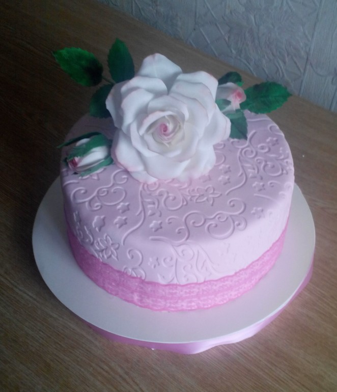 с сахарной розой.