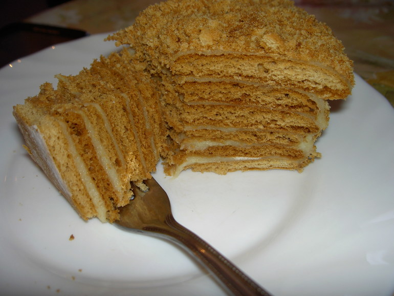 Медовый торт с черносливом и грецкими орехами рецепт медовика