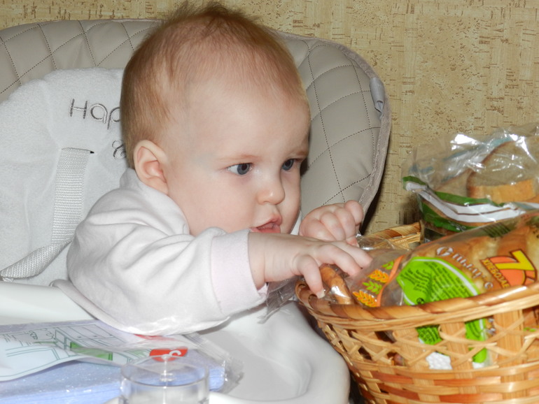 посади свинюшку за стол, она и ножки на стол))))))))))