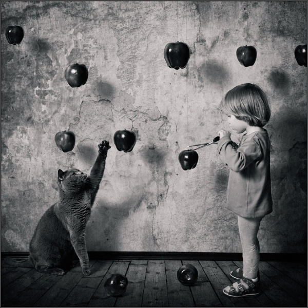 Маленькая девочка и кот Том