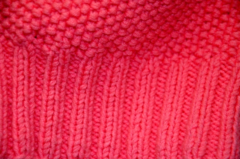 Шапка с помпоном для Алисы.