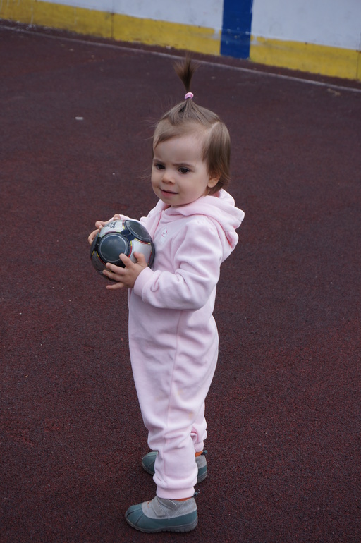 Юля в одуванчиках и Юля -футболистка