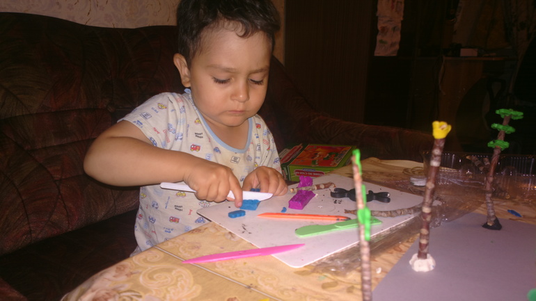 Волшебный лес из пластилина и веточек.