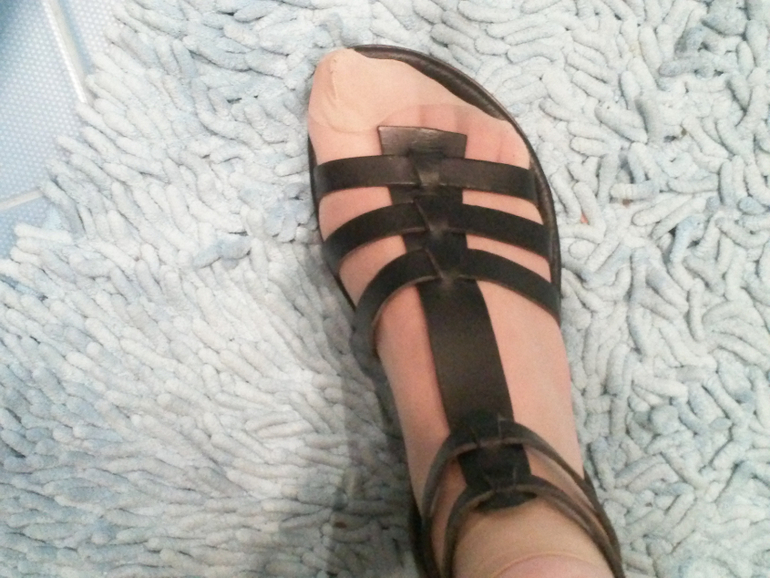 Девчонки не кому не нужны настоящие греческие сандалии? Цена 1000р.