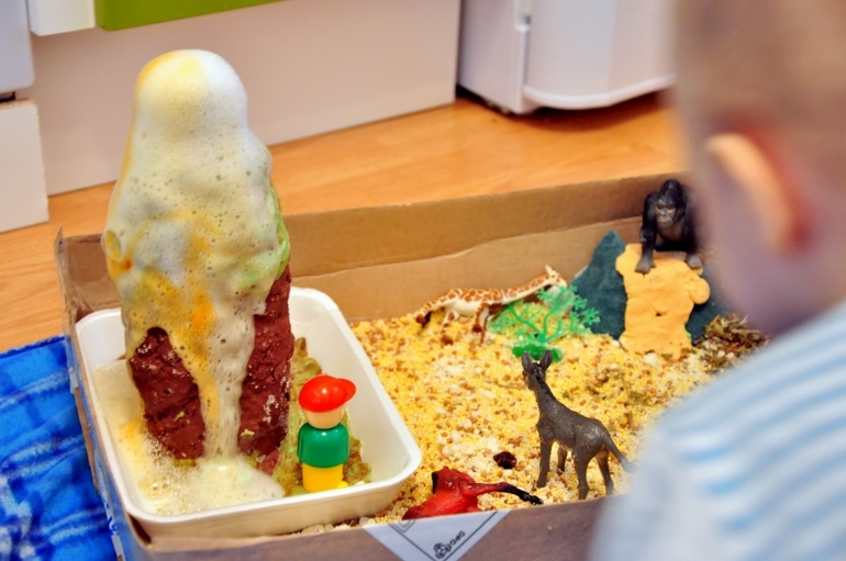 Домашнее извержение вулкана + тактильная саввана.