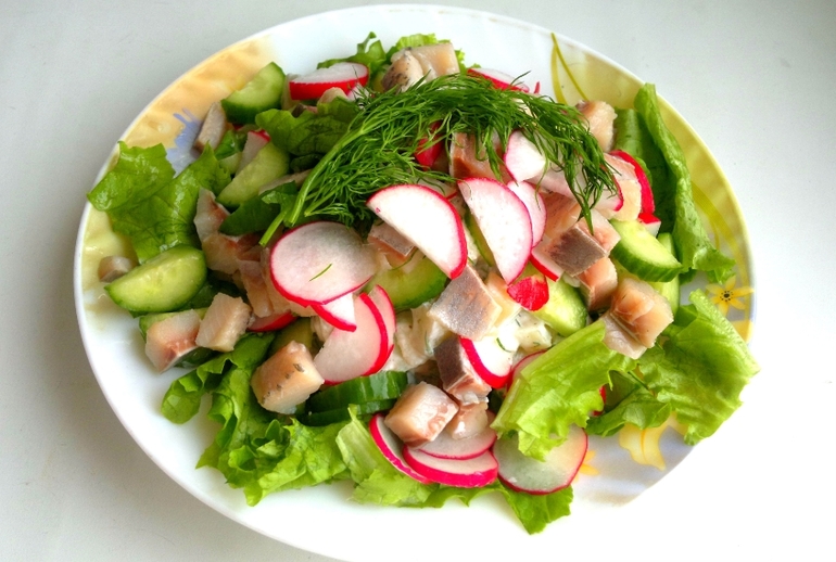Свежий салат с сельдью и редисом