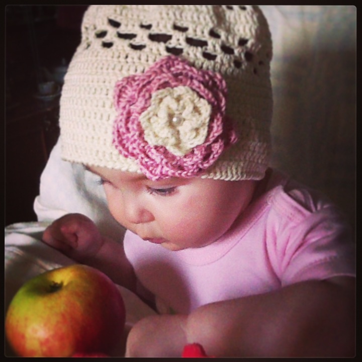 Шапочка для девочки на годик (плюс-минус)