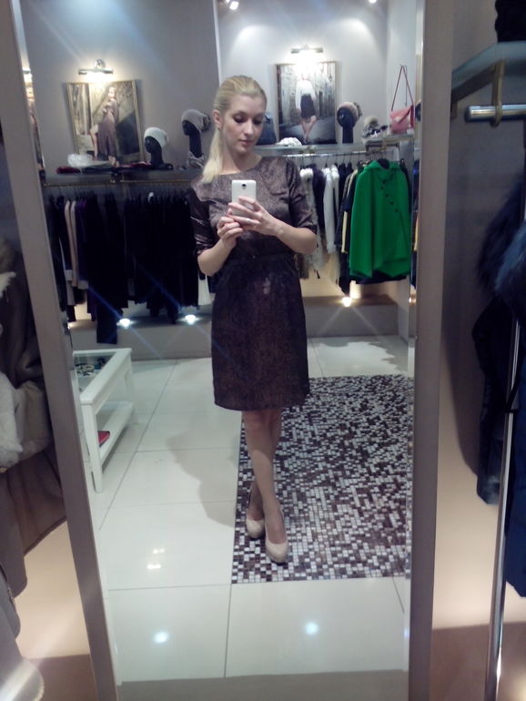 я девочка, я хочу фоток в зеркале(
