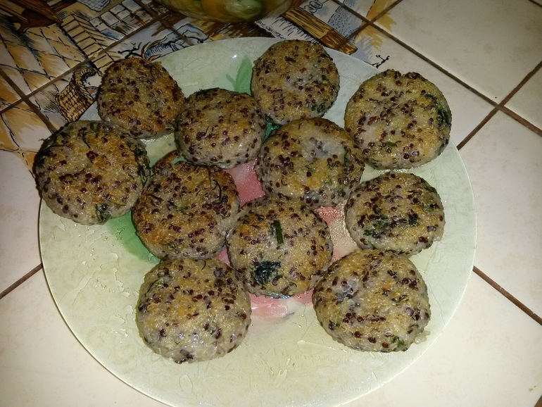 Котлетки из киноа, фунчеза с грибами и клубнично-банананово-шоколадный пирог на десерт