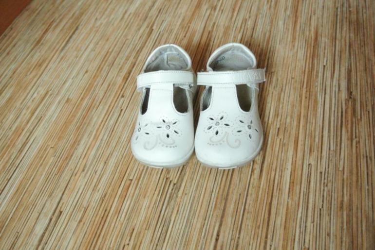 Туфельки на девочку 20 р-р очень.Только натуральные материалы. Скромные цены.