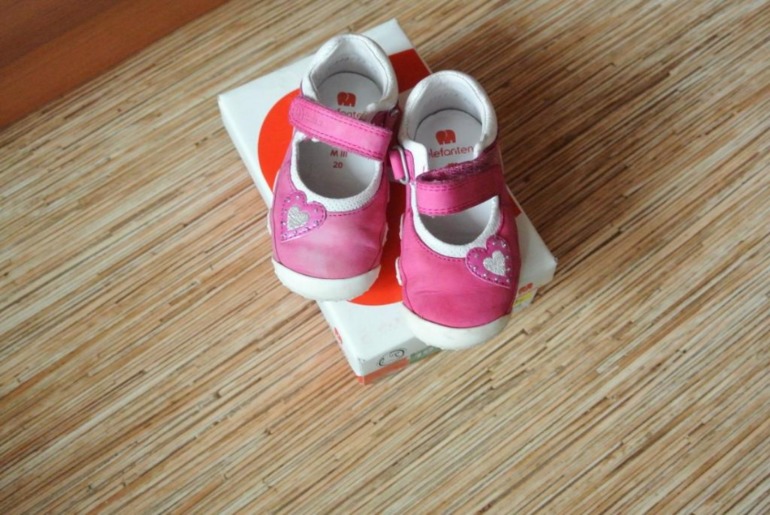 Туфельки на девочку 20 р-р очень.Только натуральные материалы. Скромные цены.