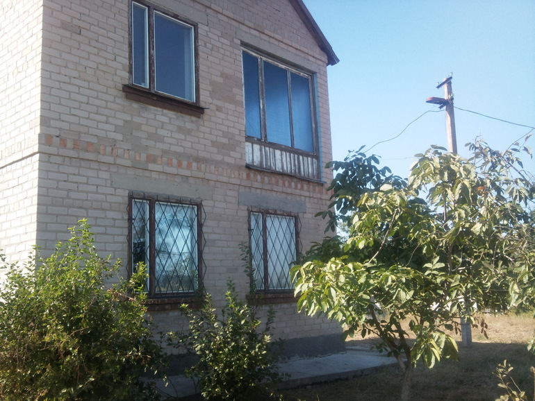 Продам большой дом с гаражом на Украине. Возможен обмен.