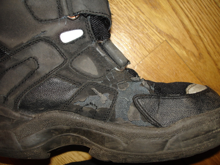 Отдам туфельки д/д 25 р-р, пакет д/д 0-3 мес, ботинки (зима) д/м 34 р-р, валенки 17 см,рез.сапожки 25 и 26 р-р, Каховская/Севастопольская