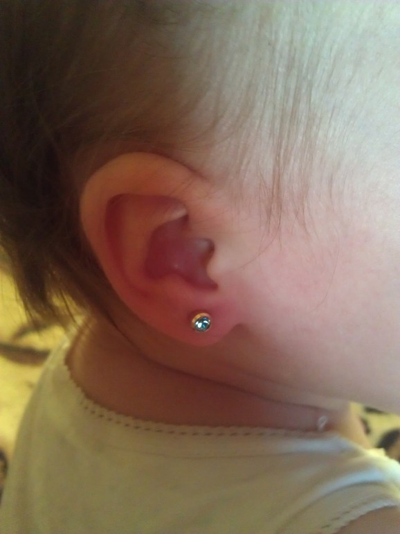 прокололи ушки!