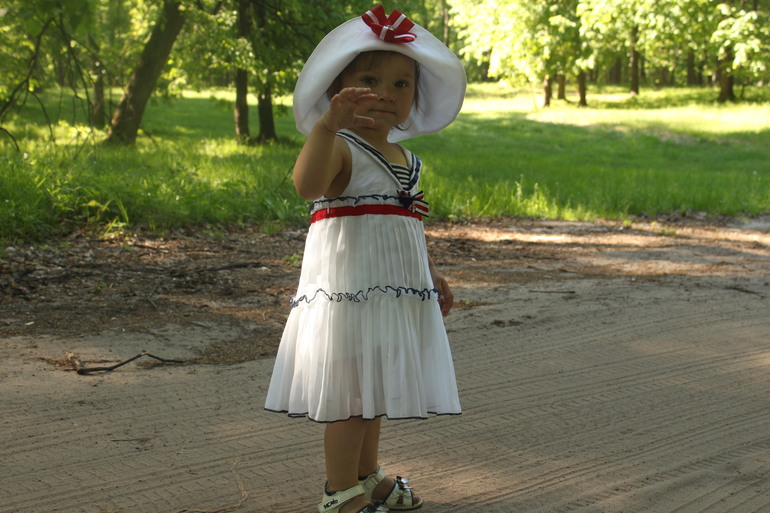 милана ходила на пляж и покушать зашла!22.05.2014