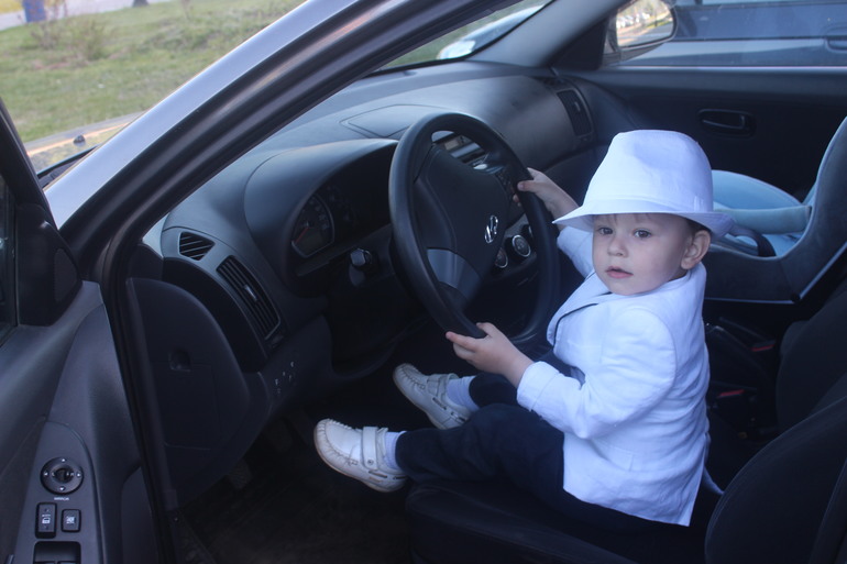 Милана с Самиром и папой ходили гулять!!!!18мая2014